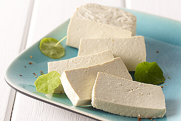 Tofuscheiben Symbolfoto mit Tofuscheiben auf einem Teller