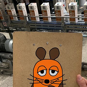 Maus in der Produktion Im Werk wird das Bild von "Sendung mit der Maus" gezeigt