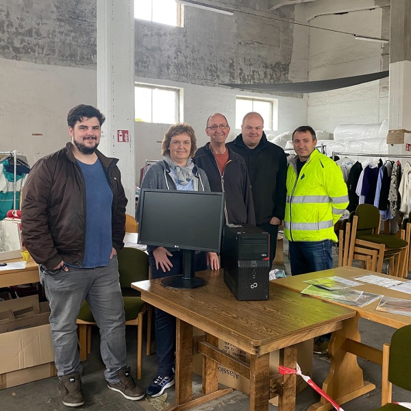 Sachspende für den Verein Be-Ukraine 5 Personen stehen in einem Raum mit Sachspenden wie Kleider und Computer