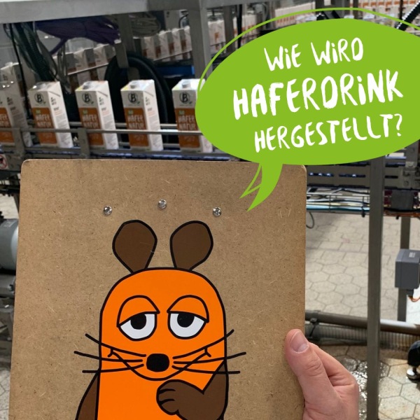 Die Sendung mit der Maus bei Berief Ein Bild von "Die Maus" wird in die Kamera gehalten mit der Frage: wie wird Hafermilch hergestellt?