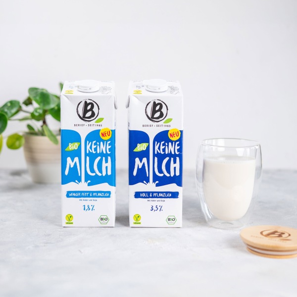 Keine_M_lch Drinks Zwei Getränkekartons auf denen vermerkt ist, dass es sich nicht um Milch handelt.