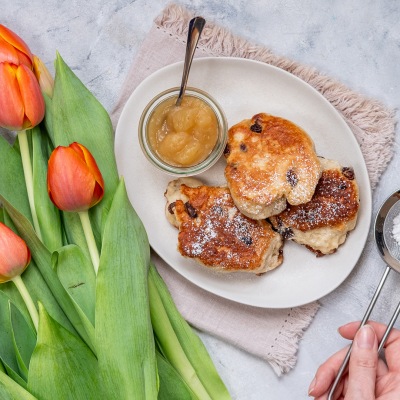 Muensterlaender Struwen 3 vegane Hefepfannkuchen mit Apfelmus auf einem weißen Teller
