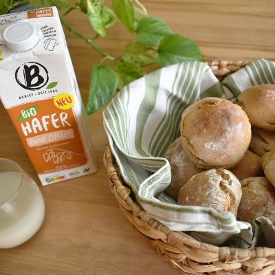 Knusprige Dinkelbrötchen Brötchen auf einem Tuch in einem Korb