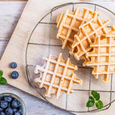 Vegane Belgische Waffeln Waffeln auf einem Holzbrett mit Blaubeeren