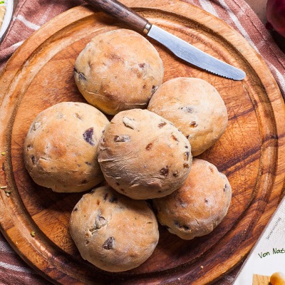 Zwiebelbrötchen mit Pilzhumus Zwiebelbrötchen auf einem runden Holzbrett