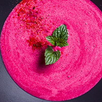 Rote-Bete-Suppe mit Crostinis Rote-Bete-Suppe ganiert mit Kräutern