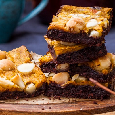 Kürbis-Macadamia-Brownies vegan Brownies auf einem Holzbrett