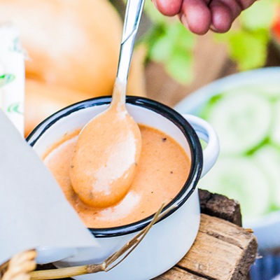 Mayonnaise vegan Dunkle Mayonnaise in einem kleinen Emaille-Topf mit Dekoration