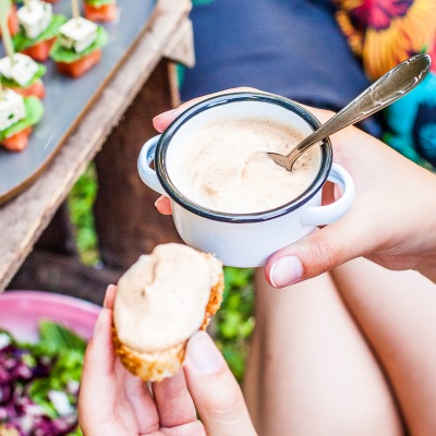Vegane Dattel-Streichcreme Aufstrich in einem kleinen Emaille-Topf mit Dekoration