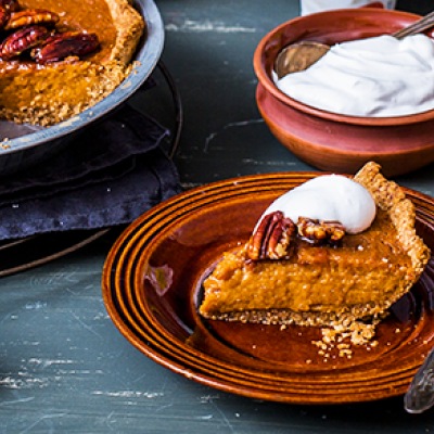 Süsskartoffel-Pie Pasteten auf braunen Tellern mit Dip