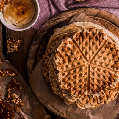 Weihnachtswaffeln Waffeln auf einem Holzbrett mit Dip