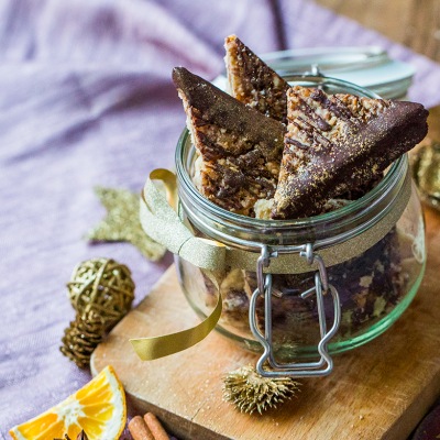 Mandel-Eckchen Mandelgebäck auf einem Glas auf einem Holzbrett