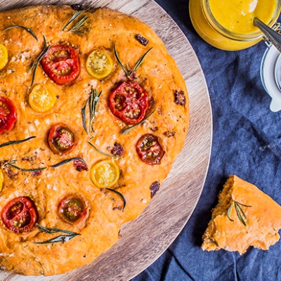 Tomaten-Rosmarin-Foccacia Fladenbrot gebacken mit Tomaten und Rosmarin auf einem Teller
