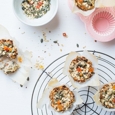 Papaya Frühstücks-Muffins Bunte Muffins auf einem Gitter mit Dekoration
