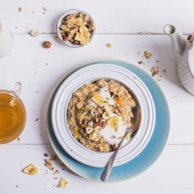 Frühstücks-Porridge Porridge mit Früchten in einer Schüssel mit Dekoration.