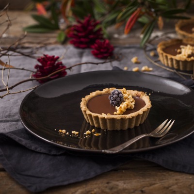 Schokoladen-Lebkuchen_Tartlettes Kleine Tortenböden mit Schokoladencreme und winterlicher Dekoration.