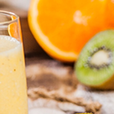 Veganer-Melonen-Smoothie mit-Hafer-Drink Helles Getränk im Glas mit Früchtedekoration