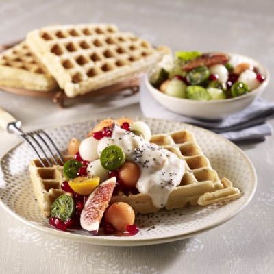 Vegane Waffeln Waffeln auf einem Teller mit Früchten