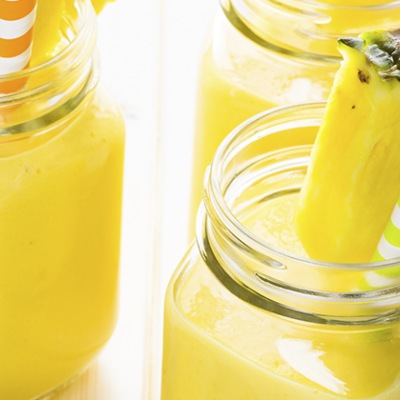 Stangensellerie-Ananas-Smoothie Gelbes Getränk in Gläsern