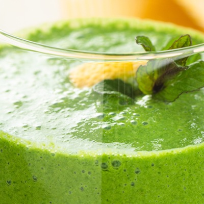 Grünschnabel-Smoothie Grünes Getränk in einem Glas