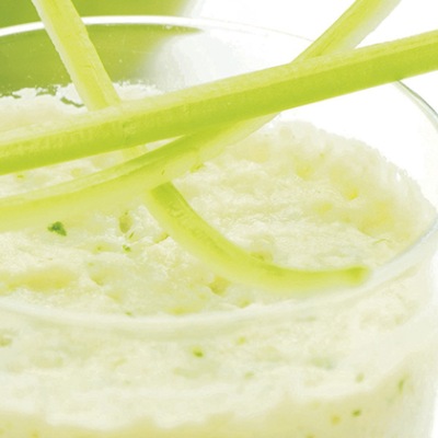 Hafer-Smoothie mit Apfel und Wallnuß Hellgrünes Getränk mit Apfelstreifen-Dekoration